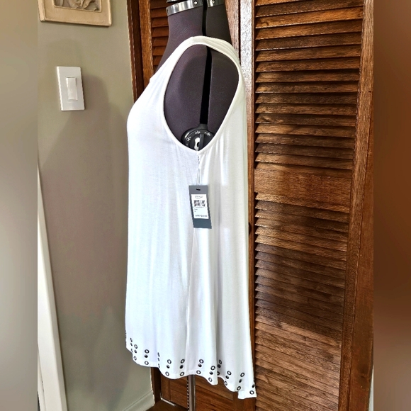 NWT, fun, sleeveless top. - Picture 3 of 7